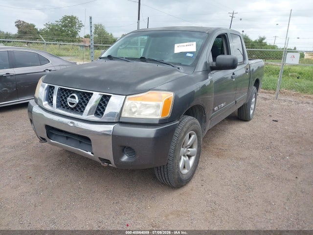 2010 Nissan TITAN SE — фото 2