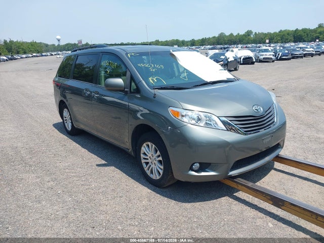 2014 TOYOTA SIENNA XLE V6 8 PASSENGER
