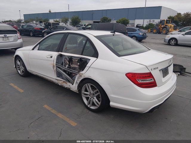 صورة 3 لـ 2014 Mercedes-BENZ C 300 SPORT 4MATIC