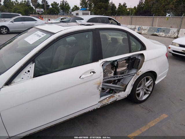 صورة 6 لـ 2014 Mercedes-BENZ C 300 SPORT 4MATIC