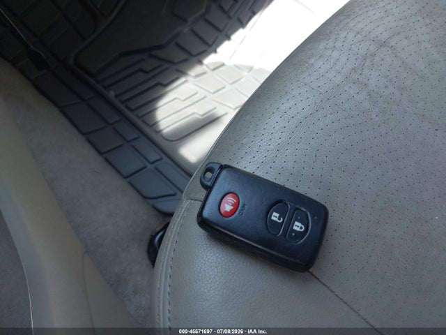 2010 Toyota PRIUS V thumbnail 11