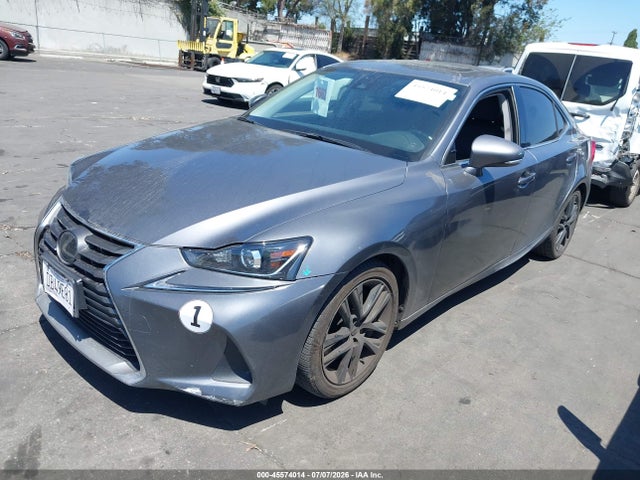 صورة 2 لـ 2020 Lexus IS 300
