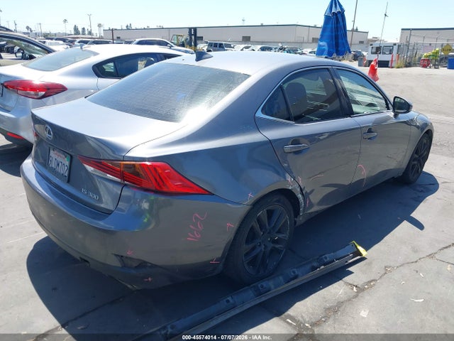 صورة 4 لـ 2020 Lexus IS 300