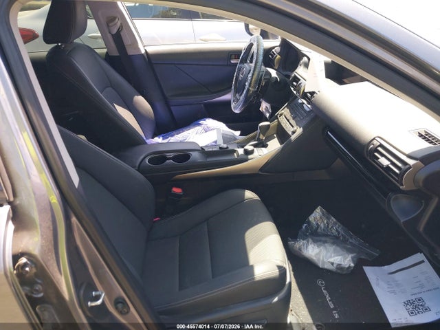 صورة 5 لـ 2020 Lexus IS 300