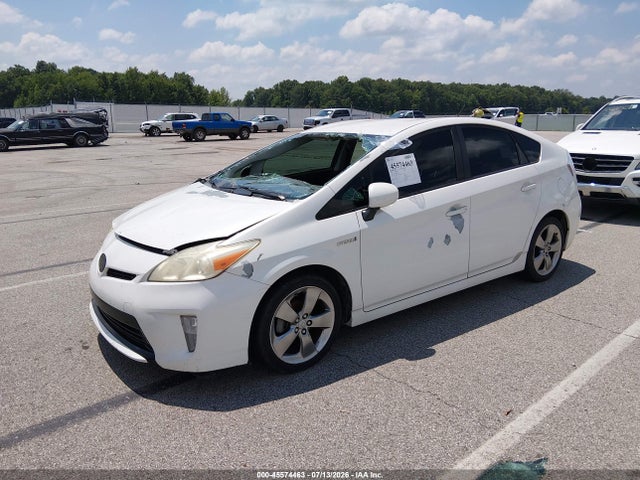 صورة مصغرة 2 لـ 2013 Toyota PRIUS THREE SE