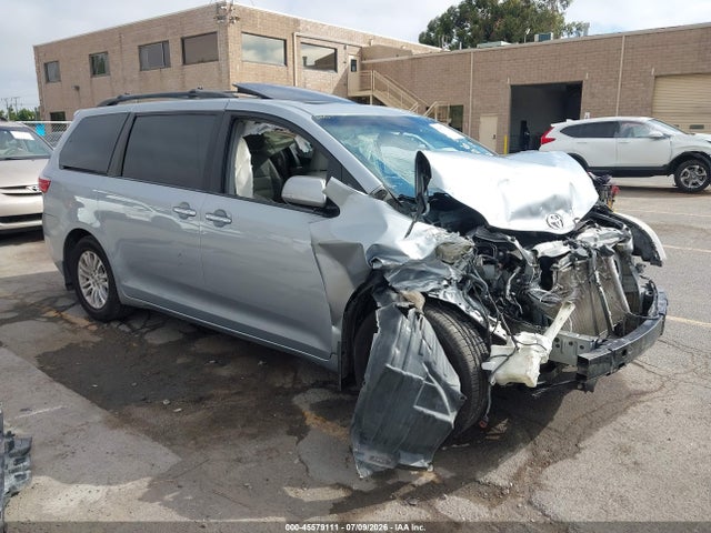 2015 TOYOTA SIENNA XLE 8 PASSENGER