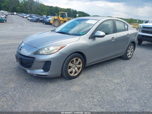 2013 Mazda MAZDA3 I SV photo 2