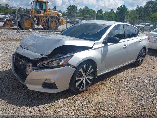 2020 Nissan ALTIMA SR FWD photo 2