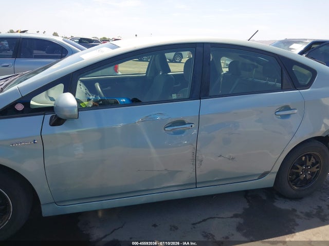 2013 Toyota PRIUS THREE — миниатюра 14