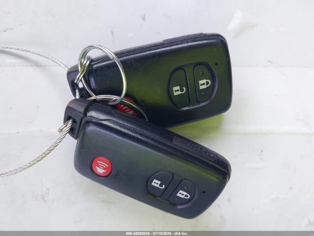 2013 Toyota PRIUS THREE — миниатюра 11