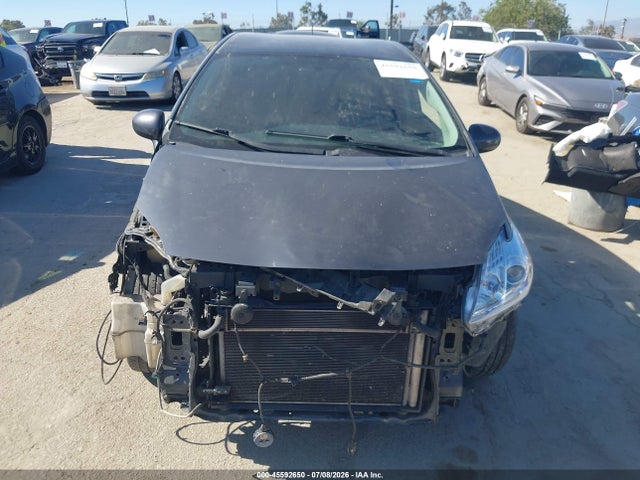 صورة مصغرة 13 لـ 2014 Toyota PRIUS TWO