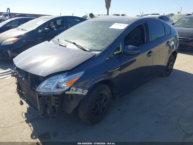 صورة 2 لـ 2014 Toyota PRIUS TWO