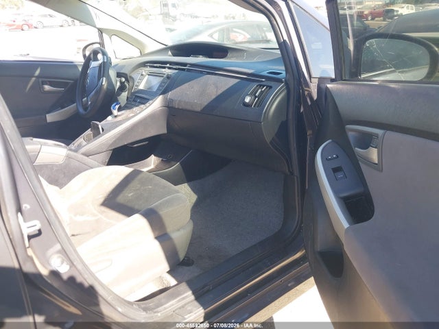 صورة 5 لـ 2014 Toyota PRIUS TWO