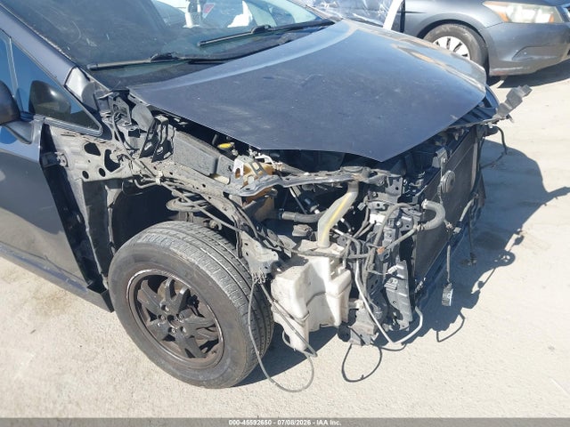 صورة 6 لـ 2014 Toyota PRIUS TWO