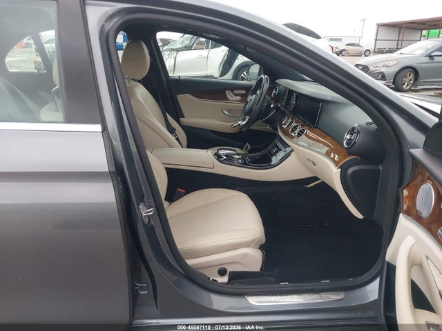 صورة 5 لـ 2018 Mercedes-BENZ E 300