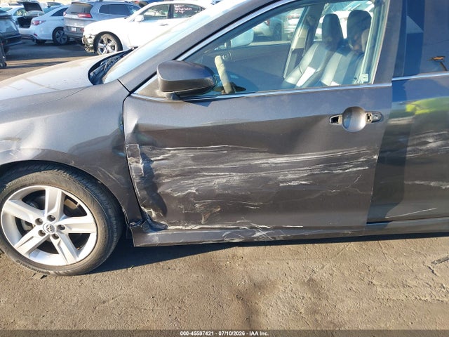 2012 Toyota CAMRY SE photo 6
