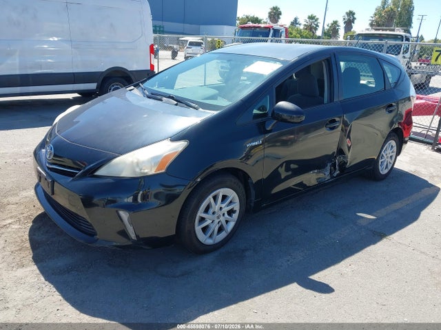 صورة 2 لـ 2013 Toyota PRIUS V THREE