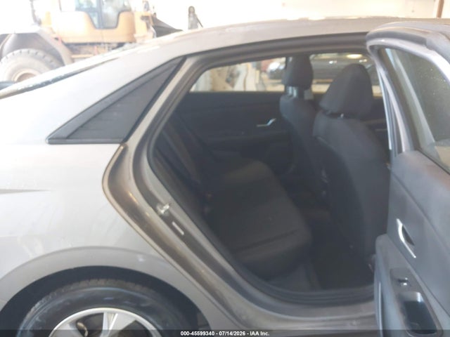 صورة 8 لـ 2023 Hyundai ELANTRA SE