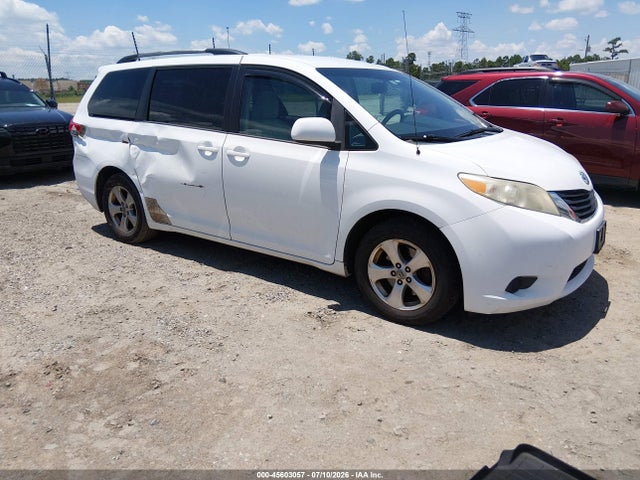 2013 TOYOTA SIENNA LE V6 8 PASSENGER