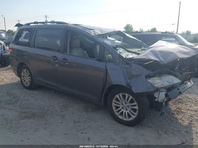 2013 TOYOTA SIENNA XLE V6 8 PASSENGER
