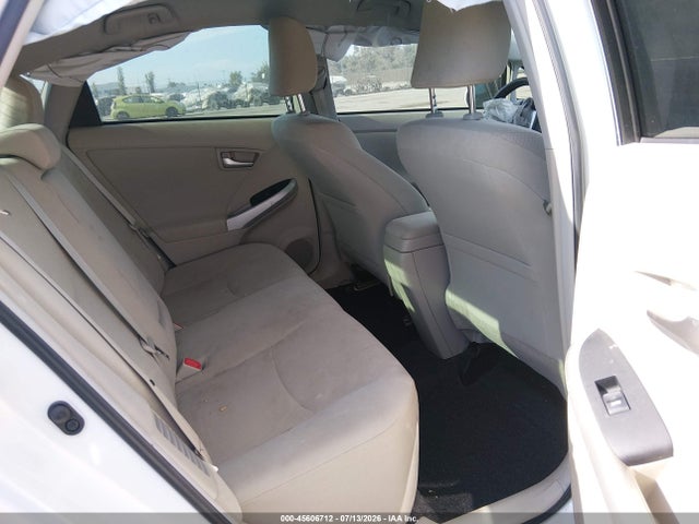 صورة 8 لـ 2014 Toyota PRIUS TWO