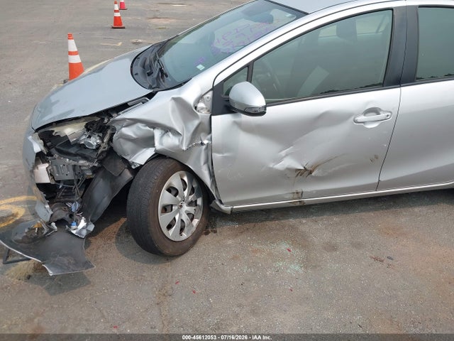 صورة 6 لـ 2014 Toyota PRIUS C TWO