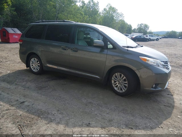 2013 TOYOTA SIENNA XLE V6 8 PASSENGER