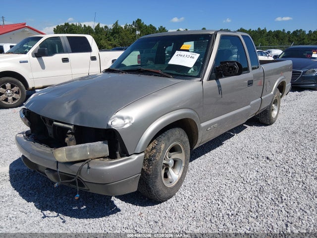 2001 Chevrolet S-10 LS photo 2