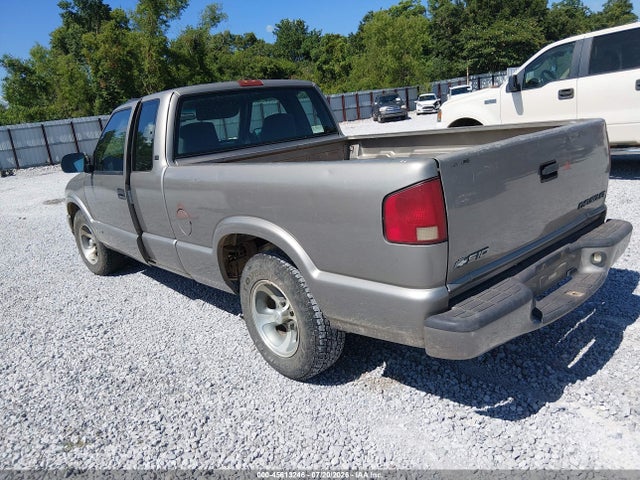 2001 Chevrolet S-10 LS photo 3