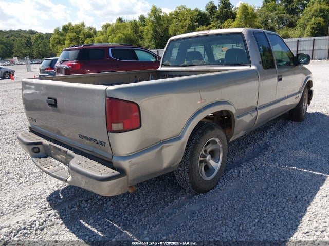 2001 Chevrolet S-10 LS photo 4