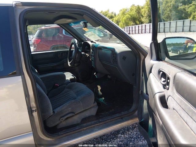 2001 Chevrolet S-10 LS photo 5