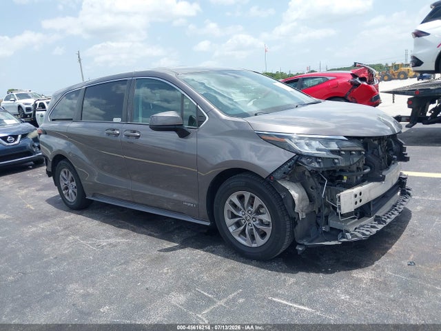2021 TOYOTA SIENNA LE
