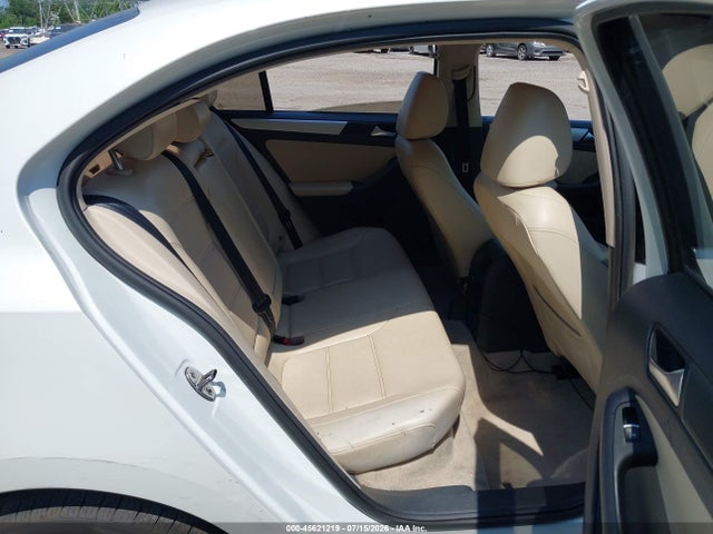 صورة 8 لـ 2013 Volkswagen JETTA HYBRID SEL