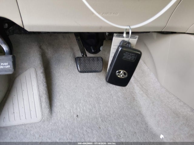 2010 Toyota PRIUS II — миниатюра 11