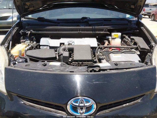 صورة 10 لـ 2015 Toyota PRIUS FOUR