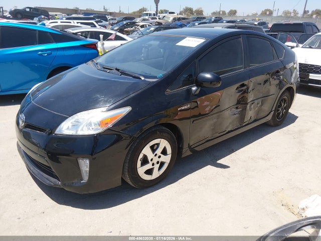 صورة 2 لـ 2015 Toyota PRIUS FOUR