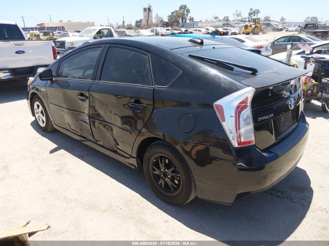 صورة 3 لـ 2015 Toyota PRIUS FOUR