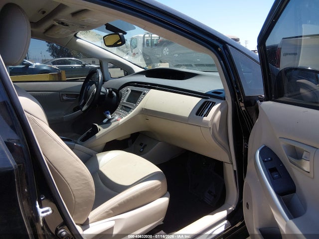 صورة 5 لـ 2015 Toyota PRIUS FOUR