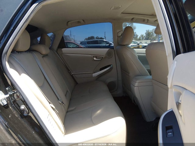صورة 8 لـ 2015 Toyota PRIUS FOUR