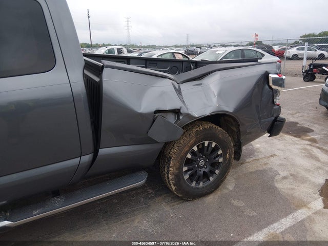 2017 Nissan TITAN S — фото 18