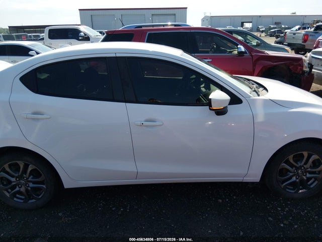 2019 TOYOTA YARIS LE 13
