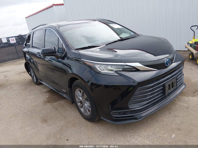 2021 TOYOTA SIENNA LE