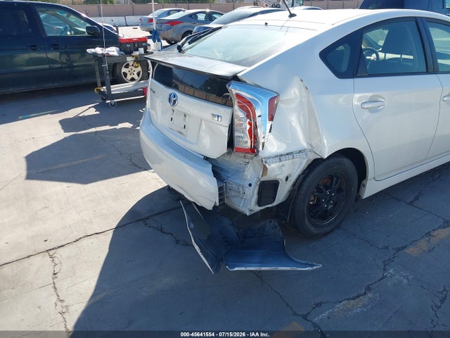 صورة 6 لـ 2015 Toyota PRIUS TWO