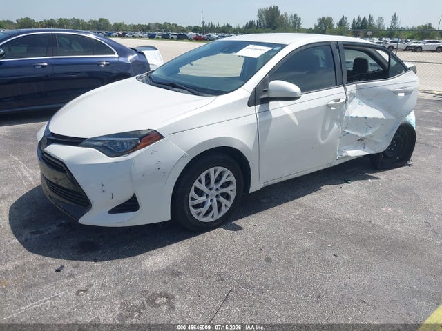 2018 Toyota COROLLA LE photo 2