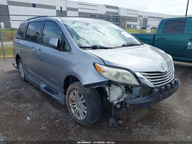 2012 TOYOTA SIENNA 