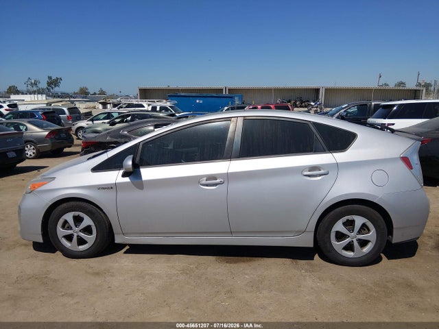 2014 Toyota PRIUS THREE thumbnail 14