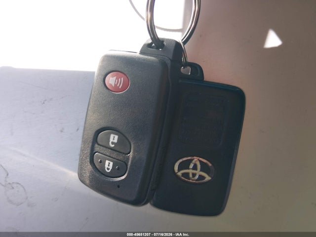 2014 Toyota PRIUS THREE thumbnail 11