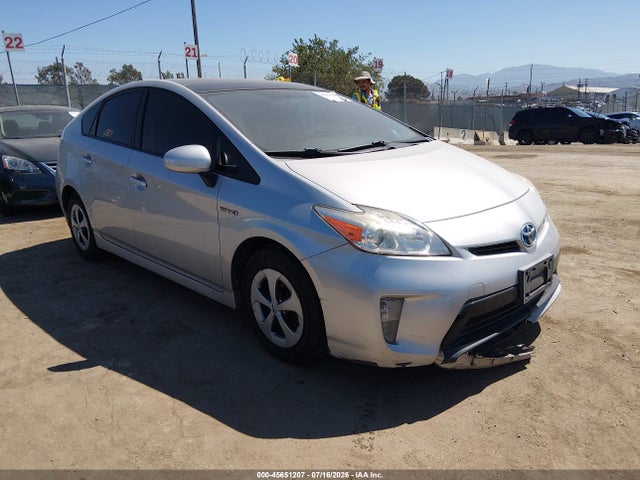 2014 Toyota PRIUS THREE photo 1