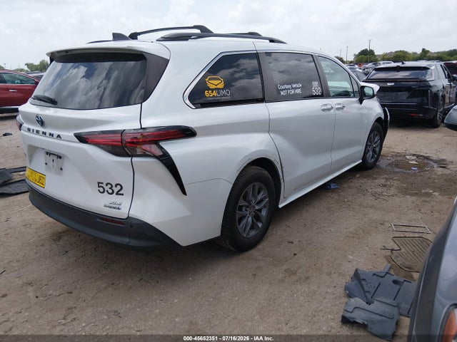 2022 TOYOTA SIENNA XLE 4