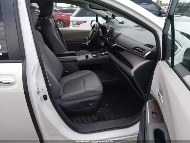 2022 TOYOTA SIENNA XLE 5
